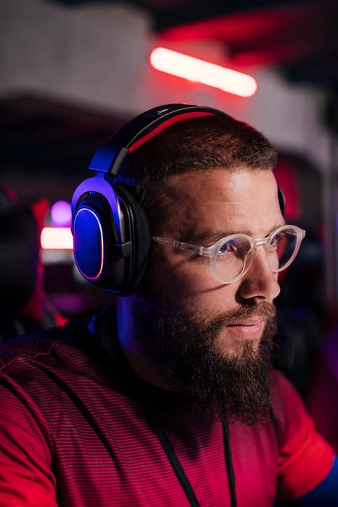 A Scorado profile picture of a trendy gamer concentrating while participating in an console esports event.